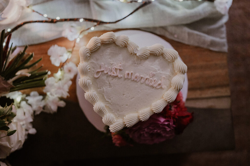 Small cake that says "just married"
