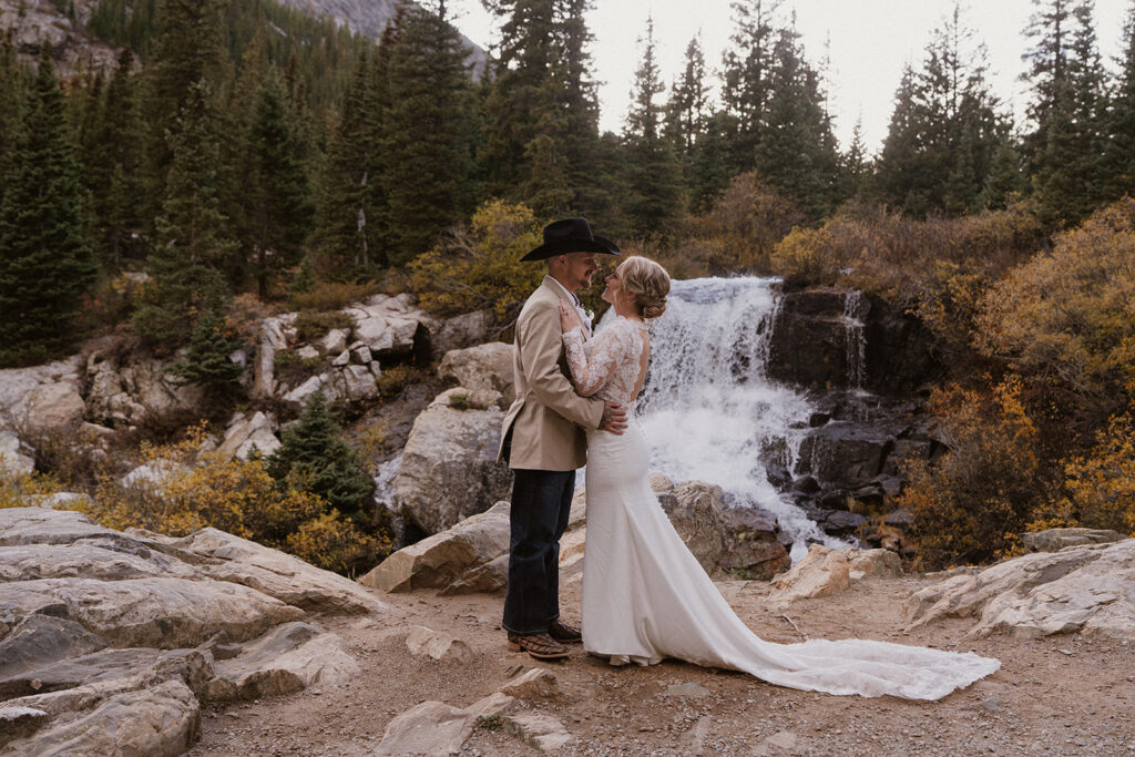 Breckenridge wedding photos in the fall on Lake Dillon