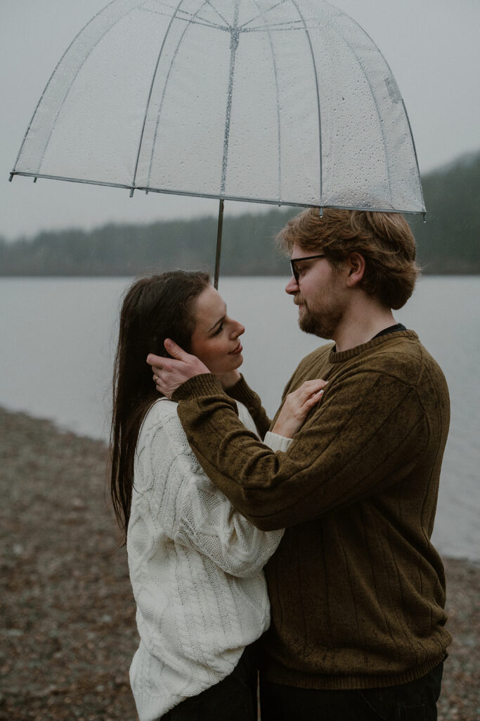 Rainy PNW engagement photos at Rattlesnake Lake near Seattle