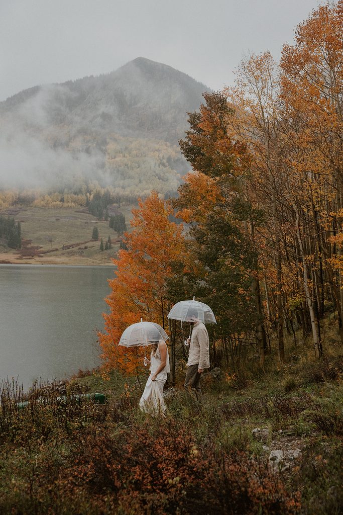 Cinematic and rainy wedding photos in the Colorado mountains