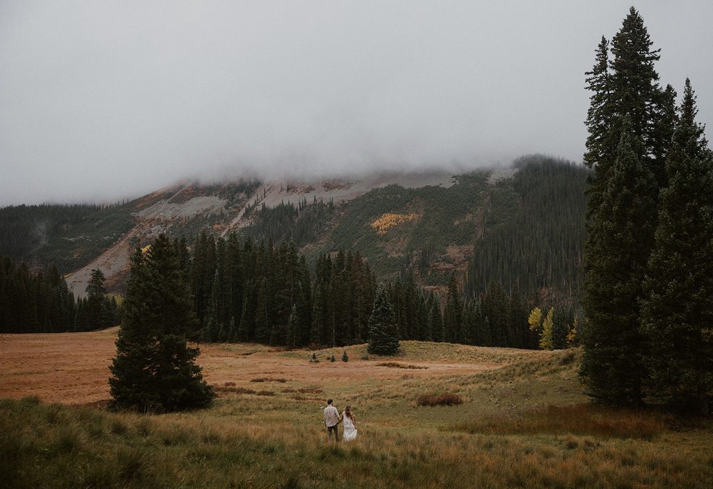 Cinematic and rainy wedding photos in the Colorado mountains
